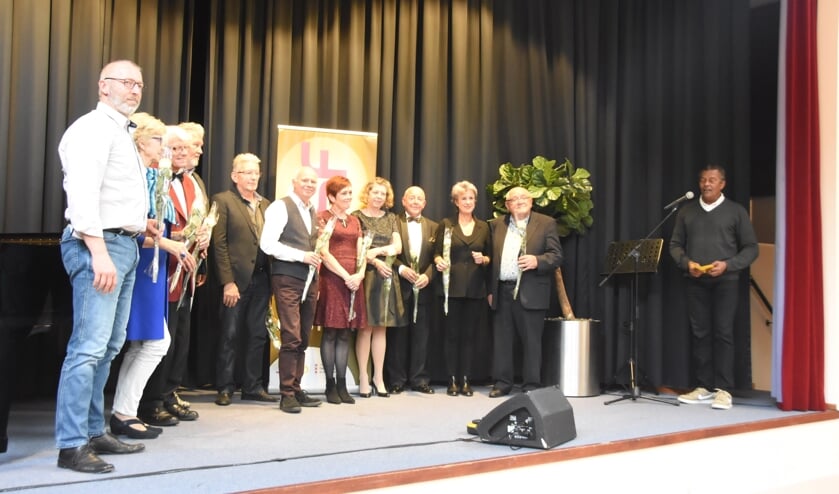 De deelnemers met rechts juryvoorzitter Mike Ho Sam Sooi. | Fotonummer: 9af151