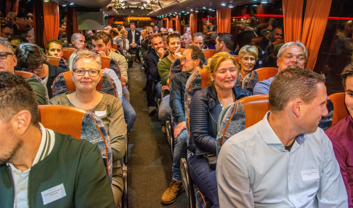 Met bussen werden de ondernemers naar de locatie gereden.