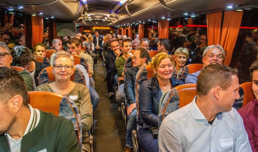 Met bussen werden de ondernemers naar de locatie gereden. | Fotonummer: f50be8
