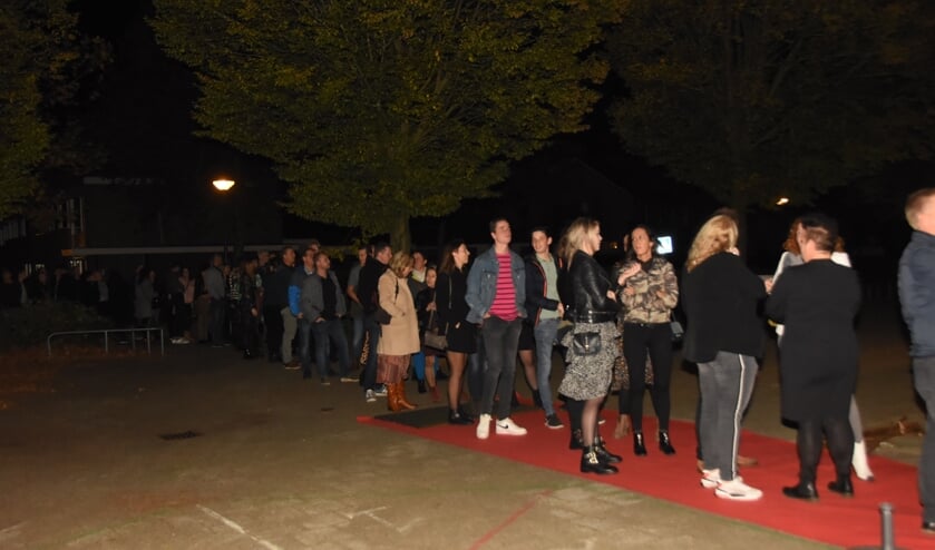 Letterlijk in de rij staan voor de reünie van de school in Nijnsel | Fotonummer: b3ab74