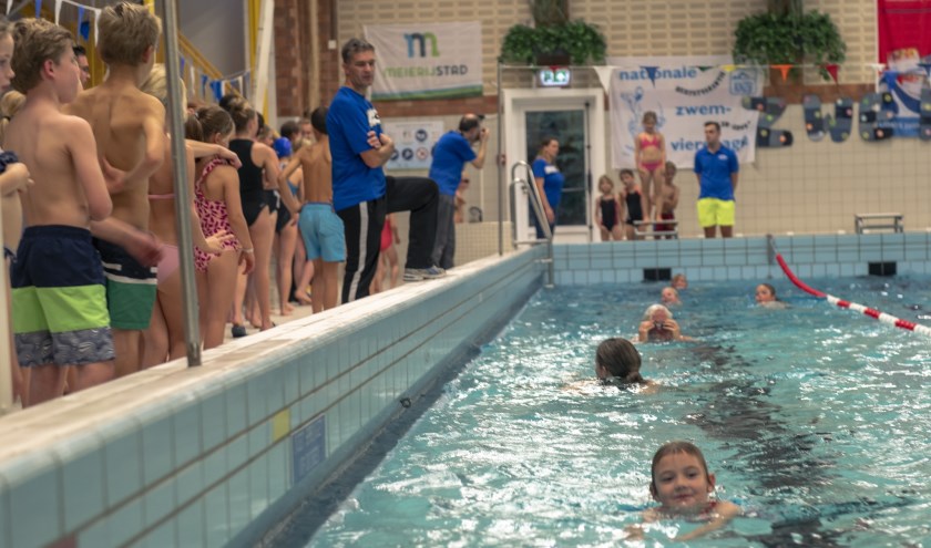 Deze rij staat te popelen om het bad in te gaan. | Fotonummer: 53f361