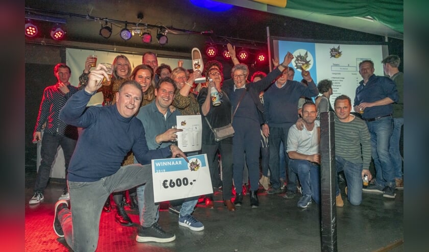 Het team van Tis Rolluk Iet laat de beker en de cheque zien. | Fotonummer: 7820de