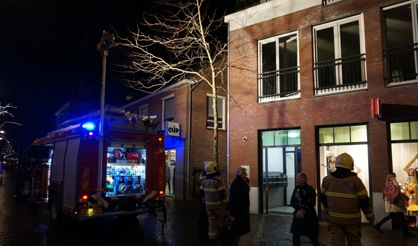 In het appartement boven de winkel werd het brandje gespot. | Fotonummer: 2582e2