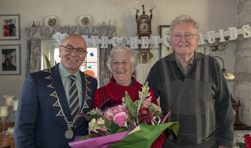 Onze burgemeester met Riek van der Velden (84) en Gerard van de Klok (89) | Fotonummer: 7ad8ae