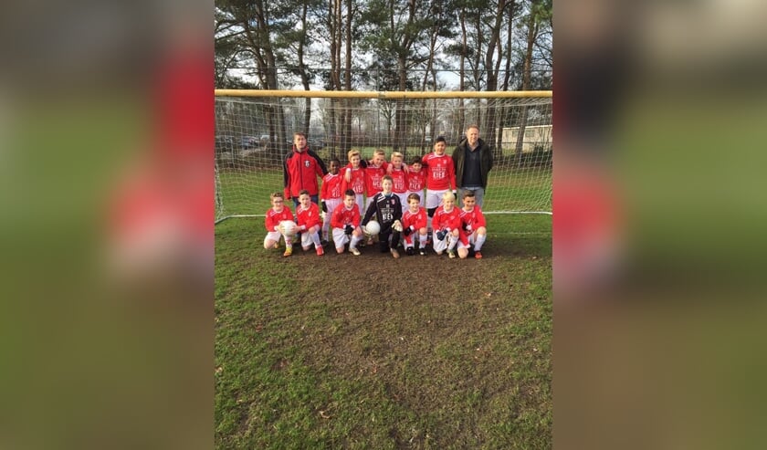 Deze foto was in december 2016. Toen werd hij kampioen met de D4 (tegenwoordig JO13-4). Nodi staat naast de coach linksboven. | Fotonummer: 642c94