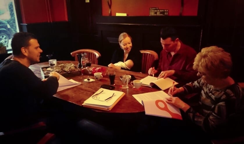 Afgelopen maandag werd het contract ondertekend door Kevin, Myrthe, Michael en zijn moeder Tonnie. | Fotonummer: 62faa5