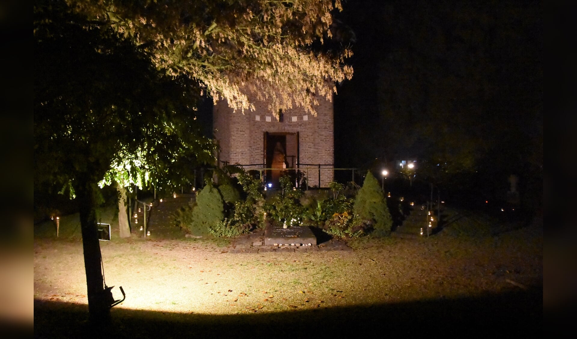 De kapel in het licht.