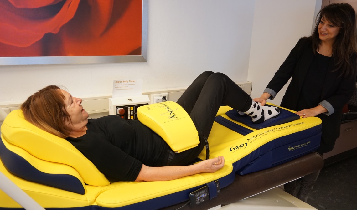 Maria (r) neemt een proefkonijn onder handen.