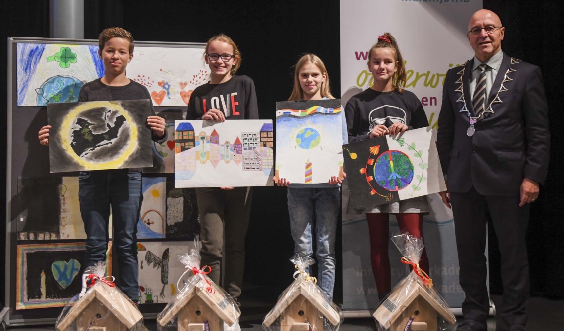 de trotse prijswinnaars op een rijtje, met burgemeester Van Rooij.
