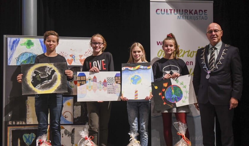 de trotse prijswinnaars op een rijtje, met burgemeester Van Rooij. | Fotonummer: 870358