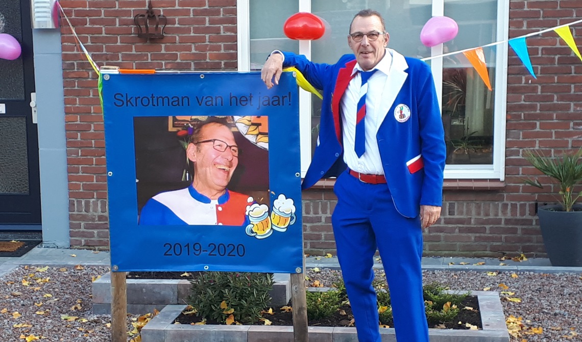 Ad Vulders voor het bord dat in zijn tuin staat.