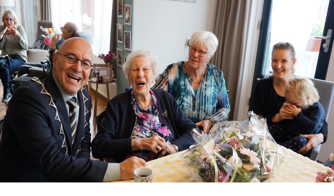 Burgemeester Van Rooij kwam mevrouw De Cock feliciteren,