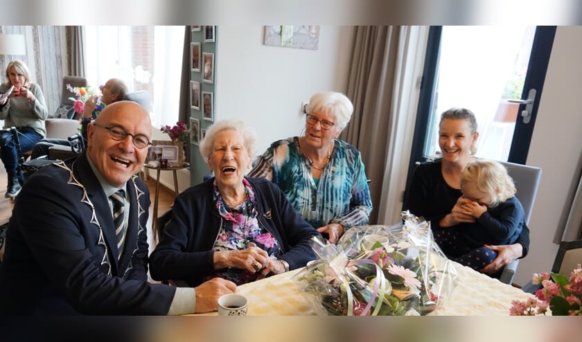 Burgemeester Van Rooij kwam mevrouw De Cock feliciteren, | Fotonummer: 4d1c6b