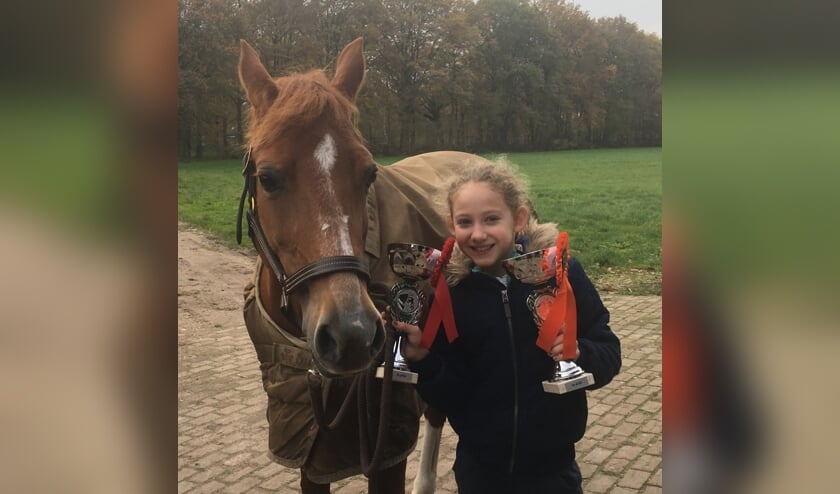 Britta Liebregts met haar pony Sunny Summer | Fotonummer: b18662