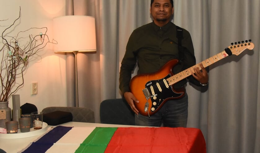 Pesuri Timisela met zijn gitaar en de Molukse vlag | Fotonummer: 9ecbc8