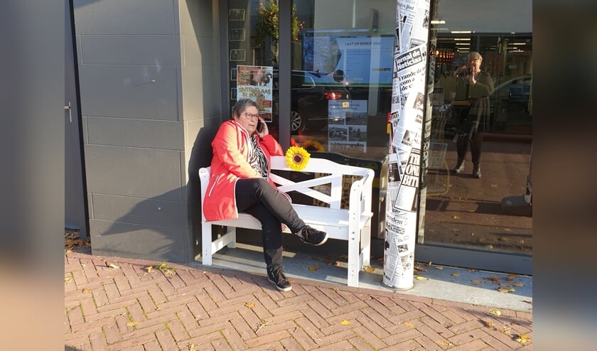 Ans gaat er even lekker bij zitten. | Fotonummer: 90f8b1