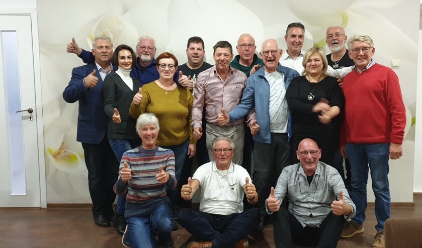 Jeanne (linksonder) op de foto met het team van de Stichting en lokale mensen. | Fotonummer: ebb8e3