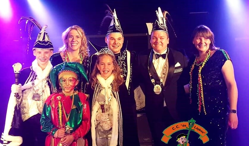 De nieuwe Prins en Adjudant met hun dames, maar ook de nieuwe jeugdprins, jeugdprinses en de nar. | Fotonummer: 755fdd