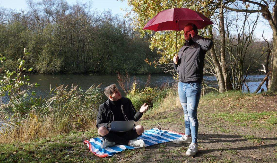 Dani en Tim werken overal, door weer en wind.