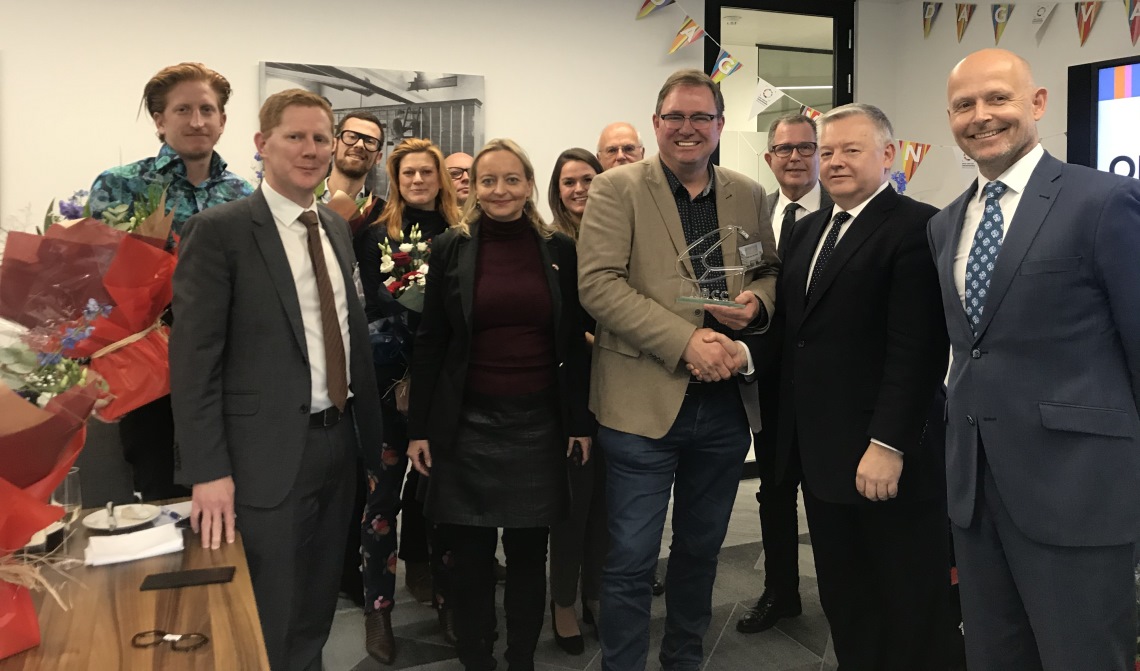 Op de foto is te zien dat algemeen directeur Pieter van den Berk de prijs in ontvangst neemt.