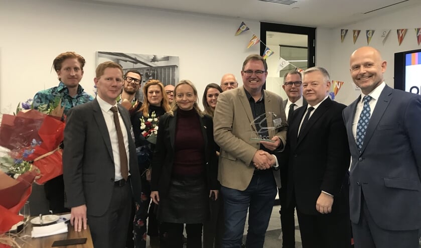 Op de foto is te zien dat algemeen directeur Pieter van den Berk de prijs in ontvangst neemt. | Fotonummer: 24debe