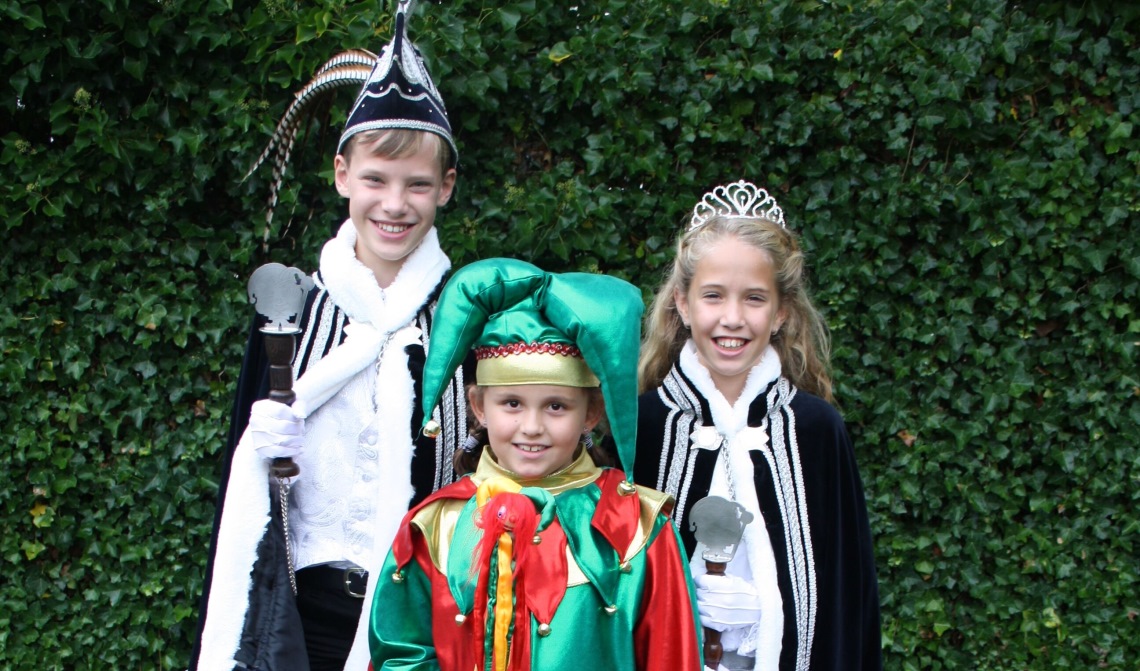De jeugdprins, de nar en de jeugdprinses op een officiële foto.