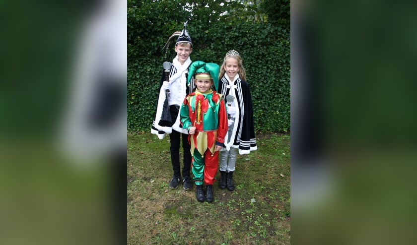De jeugdprins, de nar en de jeugdprinses op een officiële foto. | Fotonummer: 0239e7