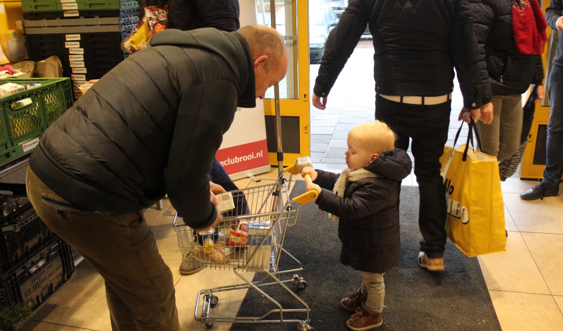 Ook de jongsten wilden graag iets geven.