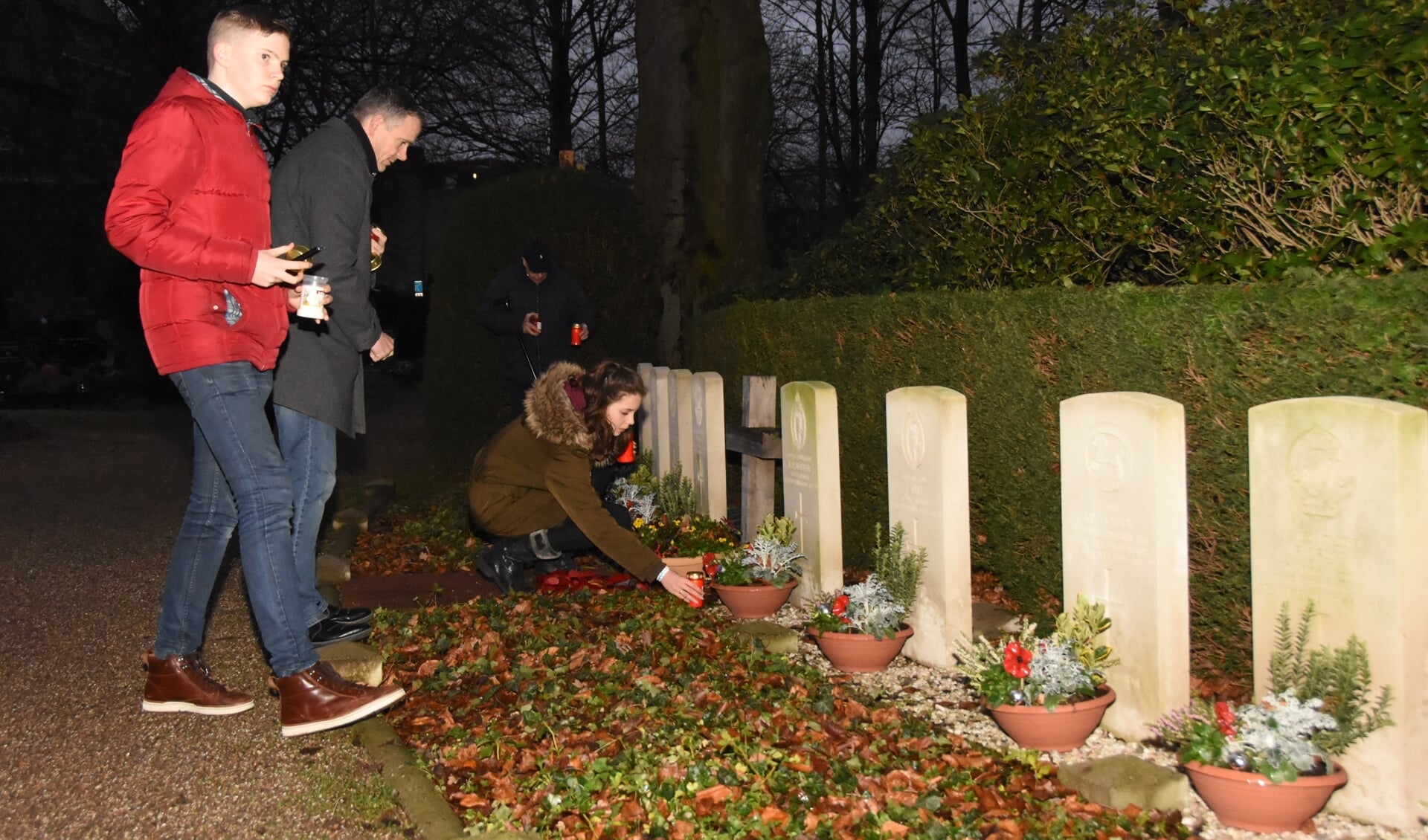 Net als op meer dan vierhonderd andere begraafplaatsen in het land werden ook in Rooi kaarsen geplaatst bij de oorlogsgraven