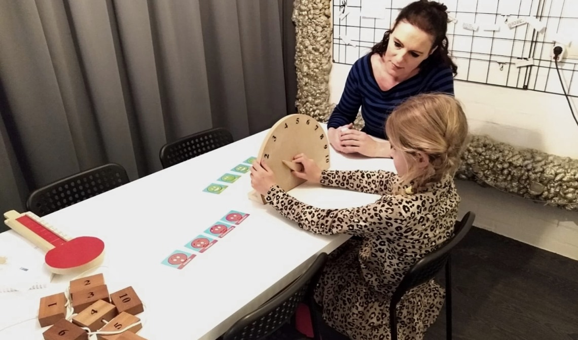 Lizette aan de slag met een kind.