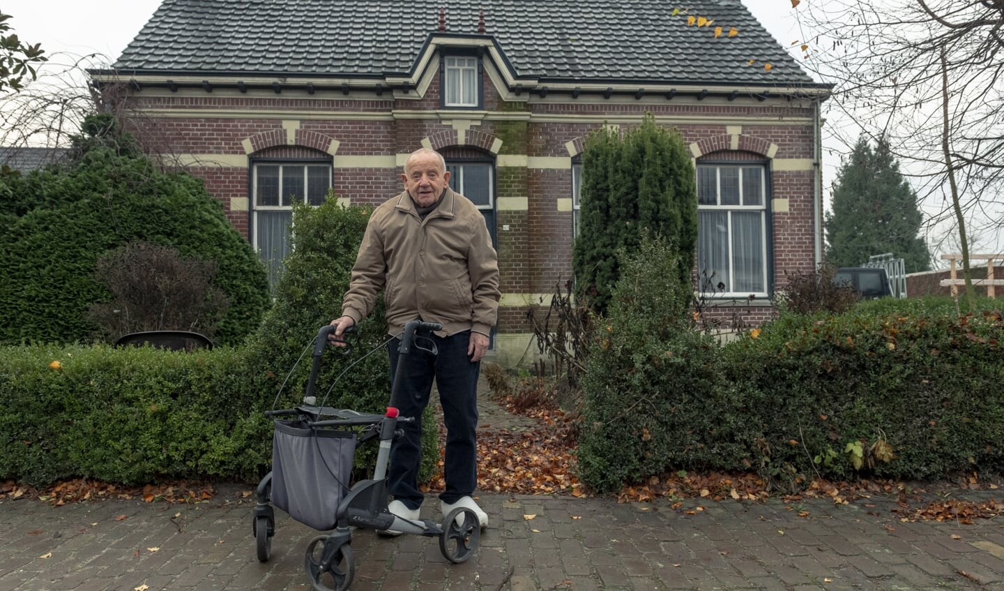 Jaske voor zijn ouderlijk huis, dat inmiddels niet meer overeind staat.