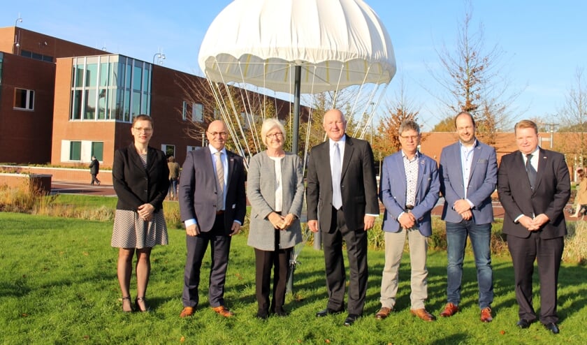 Hetty van de Tillaart, burgemeester Kees van Rooij, heer en mevrouw Hoekstra, Ed Steenbakkers, Jurgen Swinkels en Mark van den Broek. | Fotonummer: e393ae