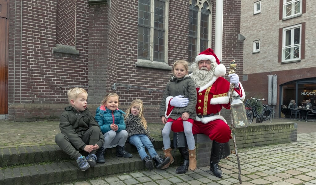 De Kerstman nam de tijd voor de kinderen.