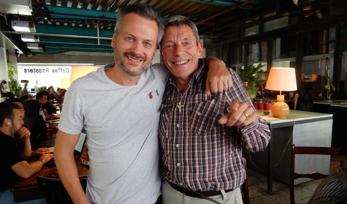 Lambert Verhoeven (r) op bezoek bij de bekende journalist Thomas Erdbrink in Teheran.