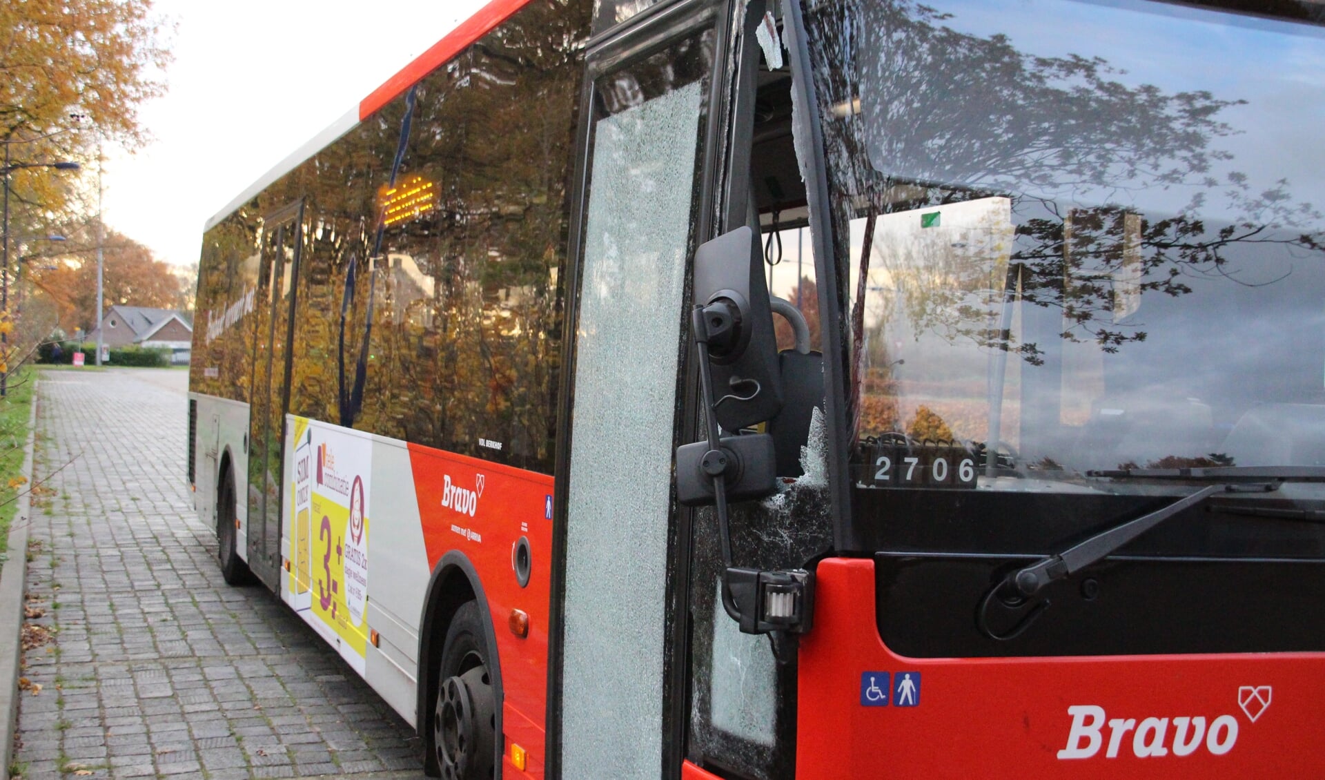 Deze bus reed de fietser aan.