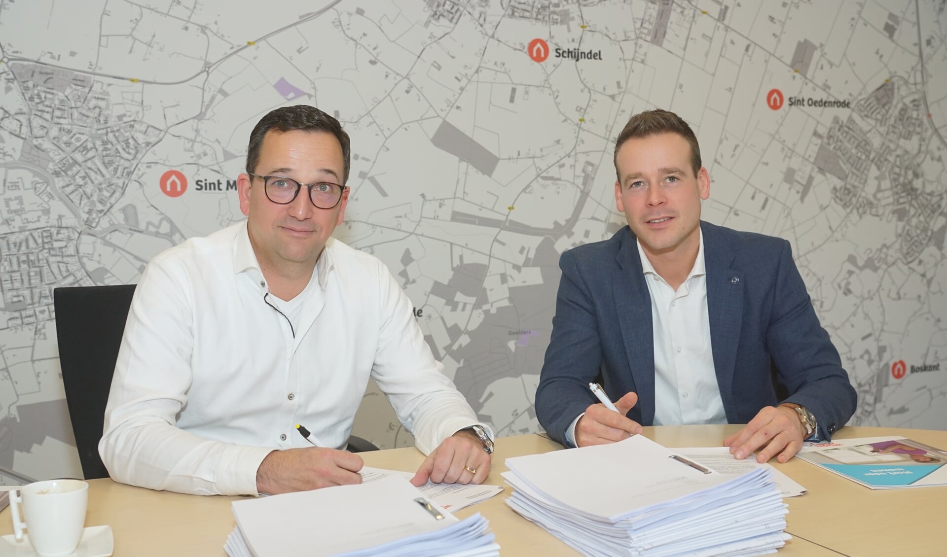 Jeroen van Stiphout (links) en Mark Wonders (rechts) ondertekenen de aanneemovereenkomst.