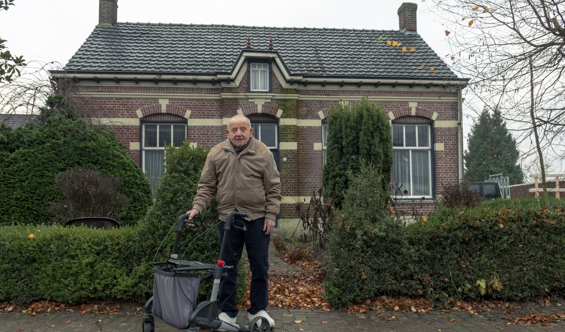 Jaske Leenderts voor zijn huis waar hij ook geboren is.