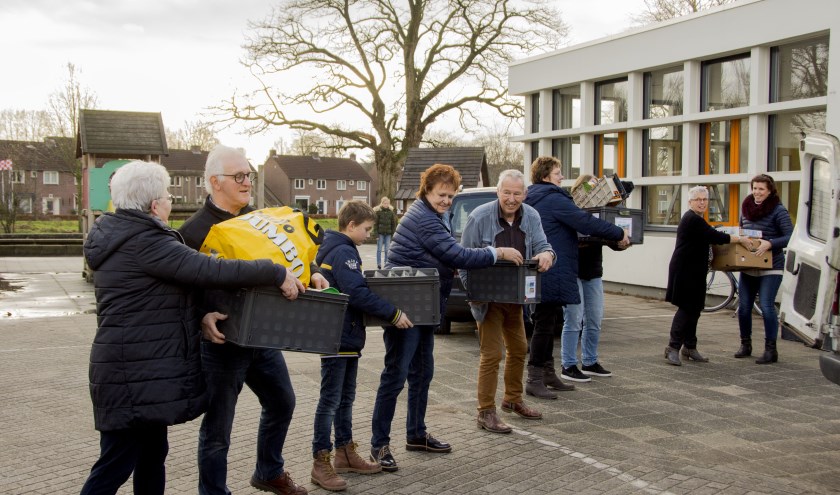 De vrijwilligers van de speel-o-theek staken allemaal de handen uit de mouwen | Fotonummer: eb1ef0