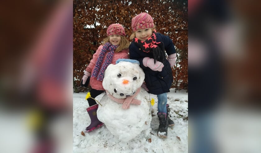 Deze twee meiden hebben een mooie sneeuwpop gemaakt. | Fotonummer: fc35d5