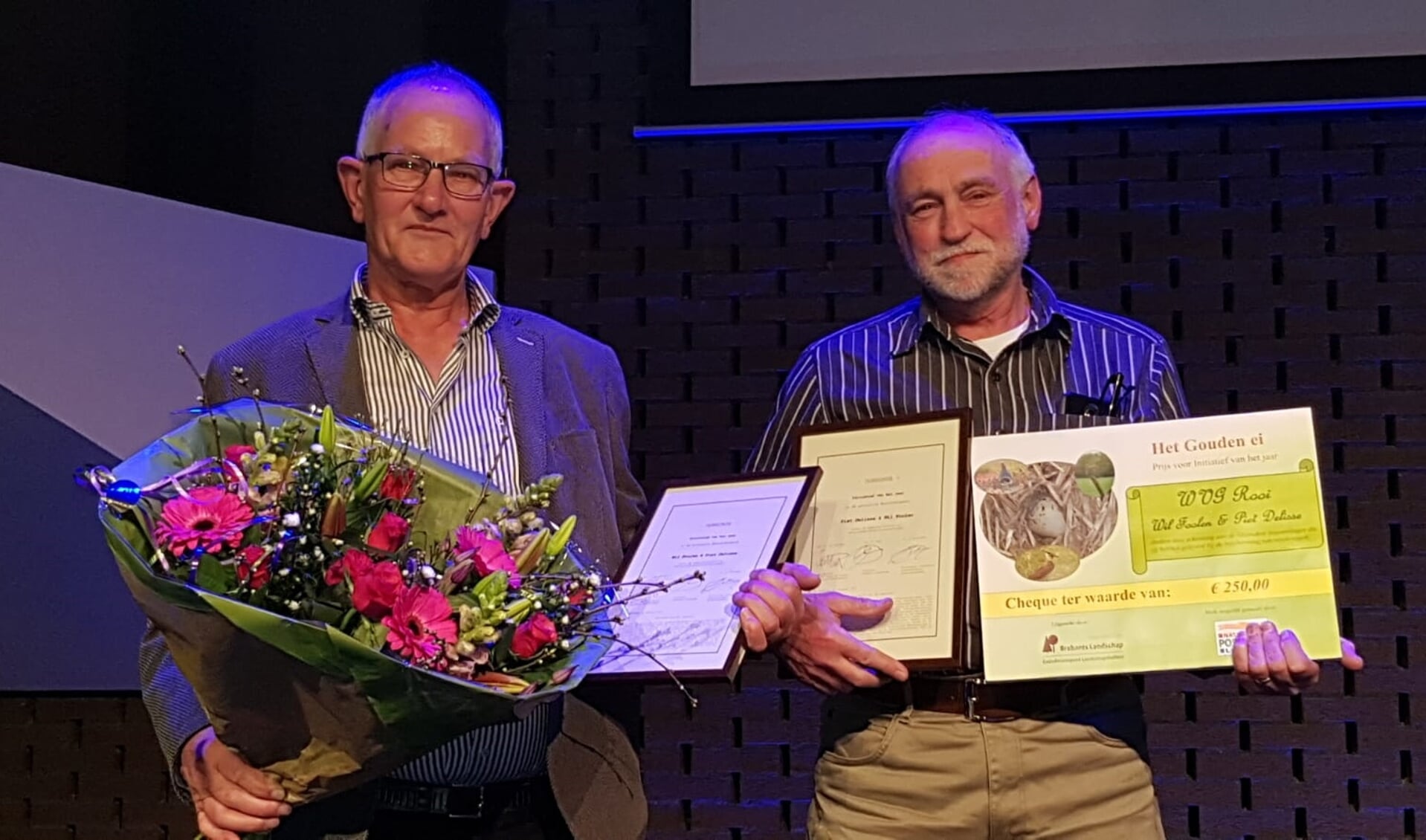 Piet Delisse en Wil Foolen kregen de eer, bloemen en een oorkonde.