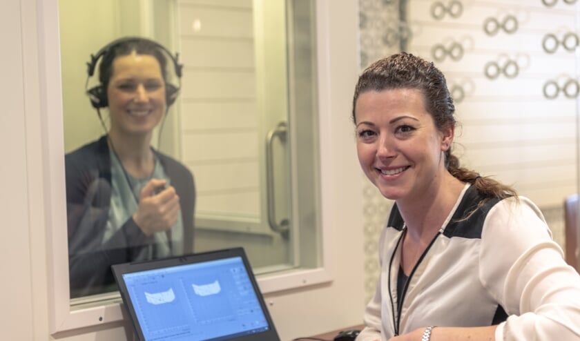 Ellen van den Warenburg doet een gehoortest bij haar zus Jetty. | Fotonummer: 3e79f3
