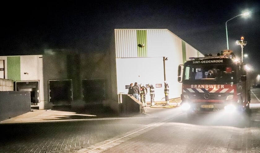 De brandweer in actie bij het Nijnselse bedrijf. | Fotonummer: de5aa2