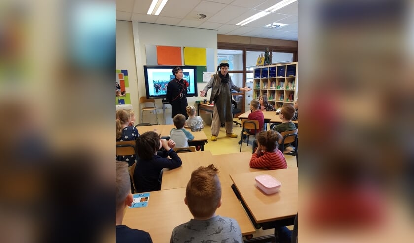 Bijzonder bezoek in de schoolklas. | Fotonummer: e70c9f