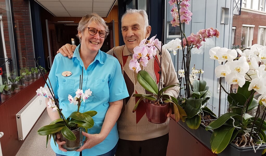 Berdie en Piet tonen trots enkele van hun bloemen.