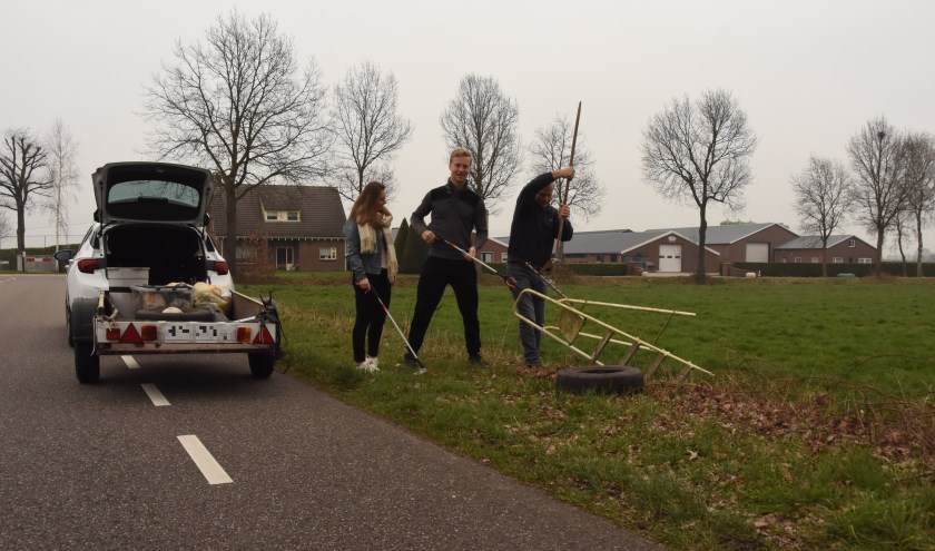 Het lijkt er op dat de berm van de weg door sommigen als milieustraat gezien | Fotonummer: d47a4a