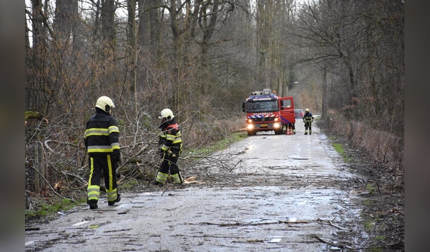 De brandweer maakte de weg vrij. | Fotonummer: 8b23a6