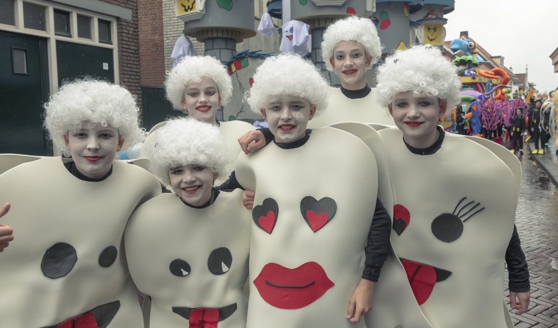 Een foto van de optocht van vorig jaar.