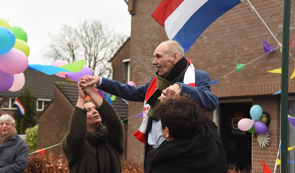Jan 'Til' van den Tillaar wordt op zijn 80e verjaardag verrast
