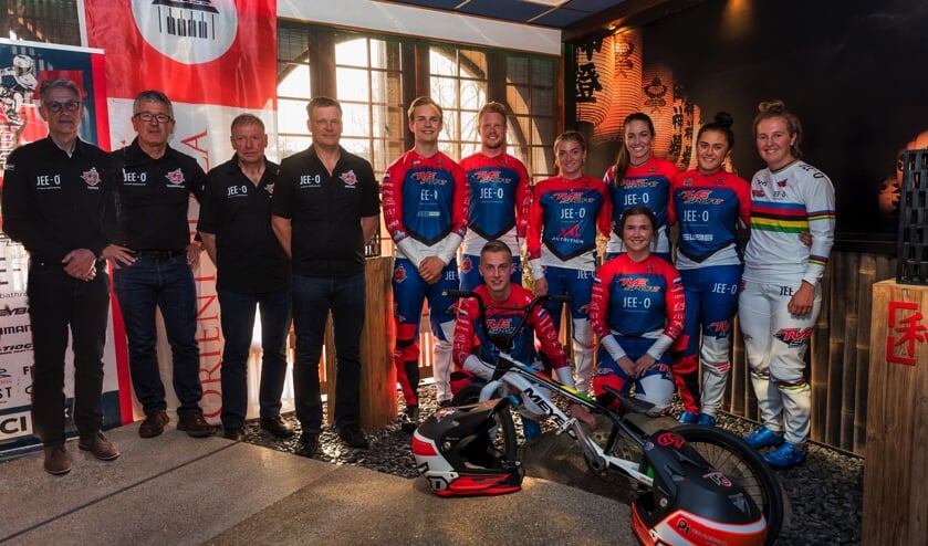 Het complete team in vol ornaat. | Fotonummer: 303804