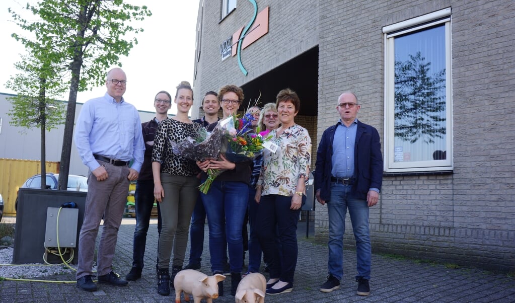 Ingeborg (winnaar 2019) straalt hier met haar collega's. Eigenaar Roel staat er niet bij door een zakenreis.